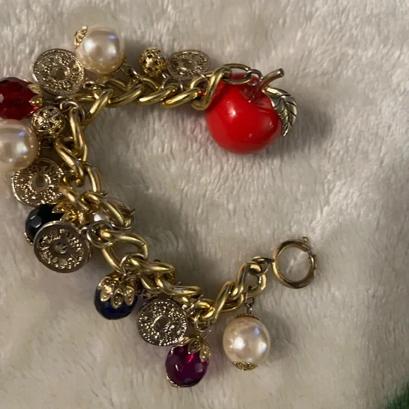 Vintage 1980s  Matte Gold Toned Charm Bracelet. - Picture 3 of 4